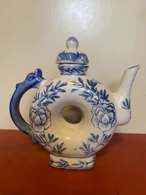TETERA CHINA VINTAGE CON FORMA DE DONUT AZUL Y BLANCO Foto 1 de 4