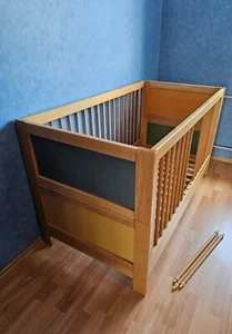 Massiv Holz Buche Kinderbett Babybett Gitterbett umbaubar blau gelb grün - Bild 1 von 6