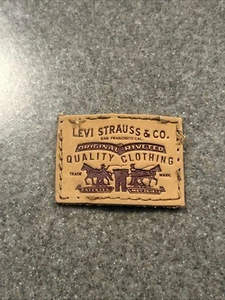 Toppa vintage Levi’s Strauss And Company in pelle con logo cucito 1 1/4” X 1 3/4” - Foto 1 di 4