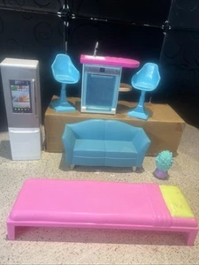 Barbie Haushalt Möbel Konvolut Kühlschrank Stühle Schlafsofa Spülmaschine Pflanze 7 Teile - Bild 1 von 12