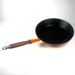 Le Creuset 28 Sartén Hierro Fundido Vintage Naranja Lava Madera Empuñadura - Francia - Imagen 1 de 7