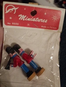 Juguete de madera miniatura vintage soldados casa de muñecas artesanía  - Imagen 1 de 5
