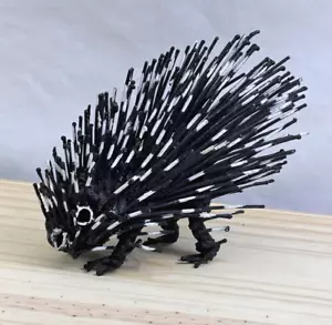 Escultura de puercoespín de hierro fundido con plumas - Imagen 1 de 15
