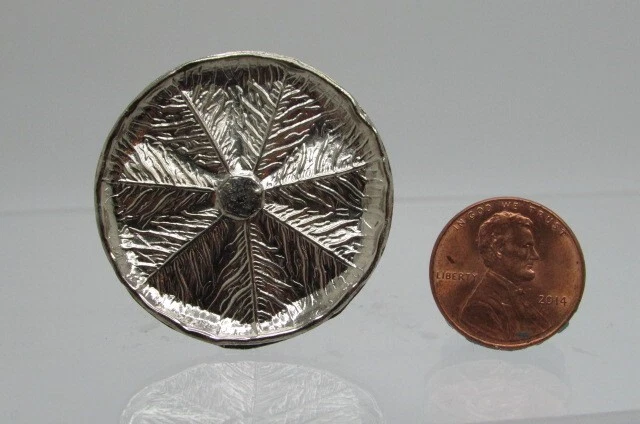 Bandeja para servir hoja redonda grande de metal plateado miniatura para casa de muñecas SS3041 Foto 1 de 2