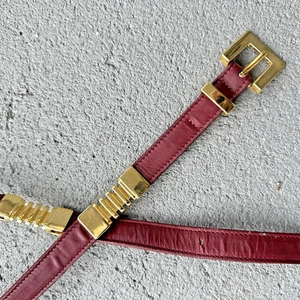 Cintura vintage Ginnie Johansen regolabile fino a 34" pelle rossa accenti oro - Foto 1 di 7