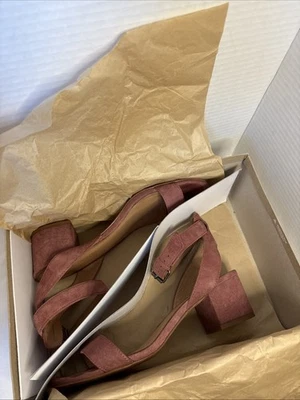 Sandalia de Tacón Medio Hecha Bien Simple en Gamuza, Otoño Berry Talla 7 Caja Original Foto 1 de 4