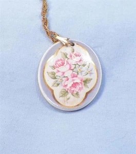 Avon Porcelain Necklace Pink Roses Blue Edge Bisque Goldtone Metal Chain Nice - Picture 1 of 4