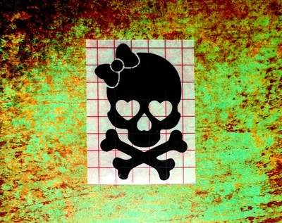 Linda calcomanía de vinilo de calavera y huesos cruzados | femenina | corazones | lazos | decoración | coches Foto 1 de 2