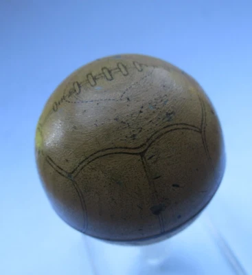 ANCIEN TAILLE CRAYON BALLON FOOT FOOTBALL METAL TOLE LITHOGRAPHIEE 45 mm environ - Photo 1/4