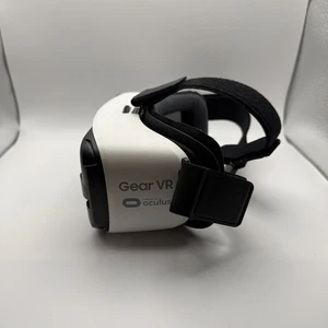 Samsung Gear VR Powered by Oculus - Picture 1 of 6