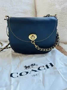BOLSO BANDOLERA NUEVO CON ETIQUETAS COACH 1941 CUERO CURTIDO NEGRO SILLA GIRATORIA A- Leer - Imagen 1 de 17