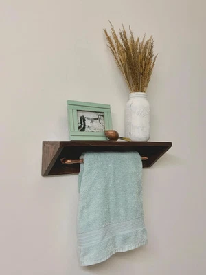 Estante de madera de pino hecho a mano con toallero de cobre - decoración de baño rústico Foto 1 de 4