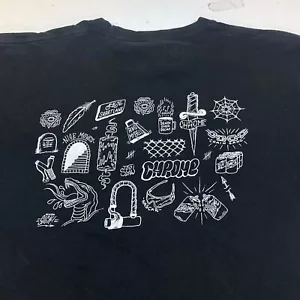 MAGLIETTA CON MARCHIO CROMATO TATUAGGIO DAGGER ART Streetwear MAGLIETTA Uomo L Nera - Foto 1 di 6