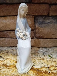 Lladro figurine Seated Girl with Call Lilies - Matte finish - Picture 1 of 7