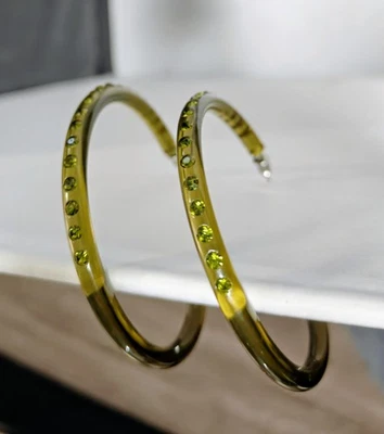 Conjunto térmico vintage de diamantes de imitación de lucite verde oliva de 2 1/2"  Foto 1 de 4