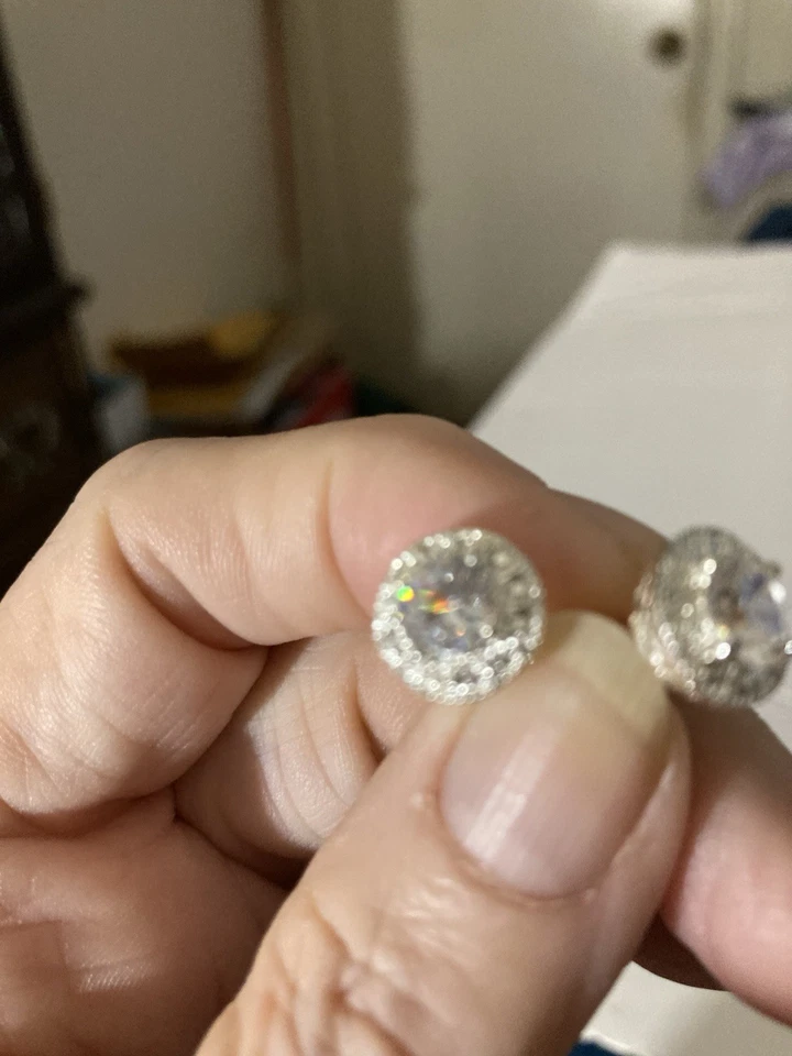 Aretes de circonita cúbica Avon tono plateado Foto 1 de 1