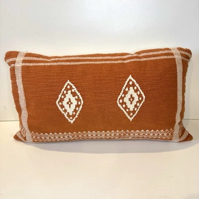 Travesseiro lombar boho laranja ferrugem DKNY com capa + inserção de penas tamanho 12" x 22" - Imagem 1 de 4