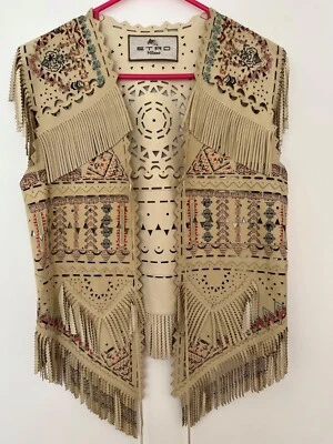 Chaleco de gamuza/cuero perforado estampado ETRO Milano para mujer con borlas color tostado Foto 1 de 4