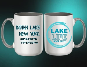 PERSONALISIERTE KAFFEEBECHER LAKE LIFE NEVER SALTY KOORDINATEN 15 OZ - Bild 1 von 1