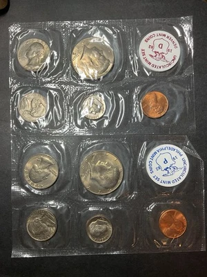 1982 P & D Uncirculated Mint Set coin scarce USA COINS Krause Publications - Image 1 of 2
