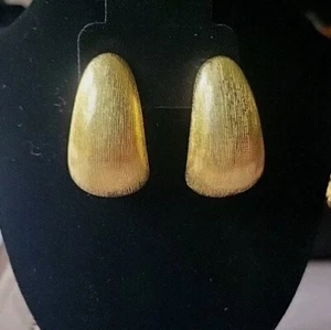👁️ VINTAGE SIGNED LES BERNARD VO BRUSHED GOLD TONE CLIP EARRINGS - Picture 1 of 3