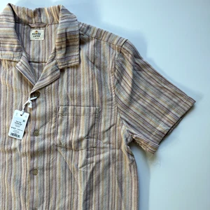 Camisa de manga corta con cuello de campamento Caleb Resort MARINE LAYER para hombre mediana rosa a rayas - Imagen 1 de 15