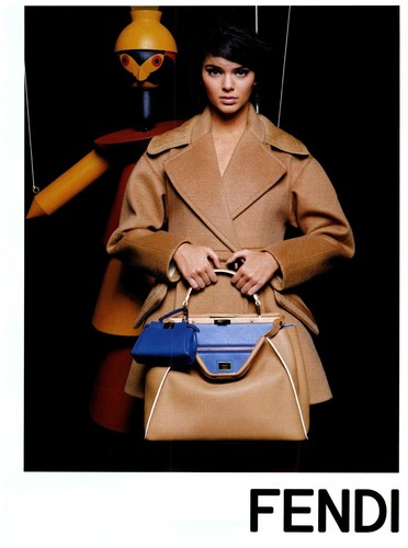 Pubblicità stampa Fendi 2015 Kendall Jenner pinup cammello trench coat pupazzo di legno 2 giorni