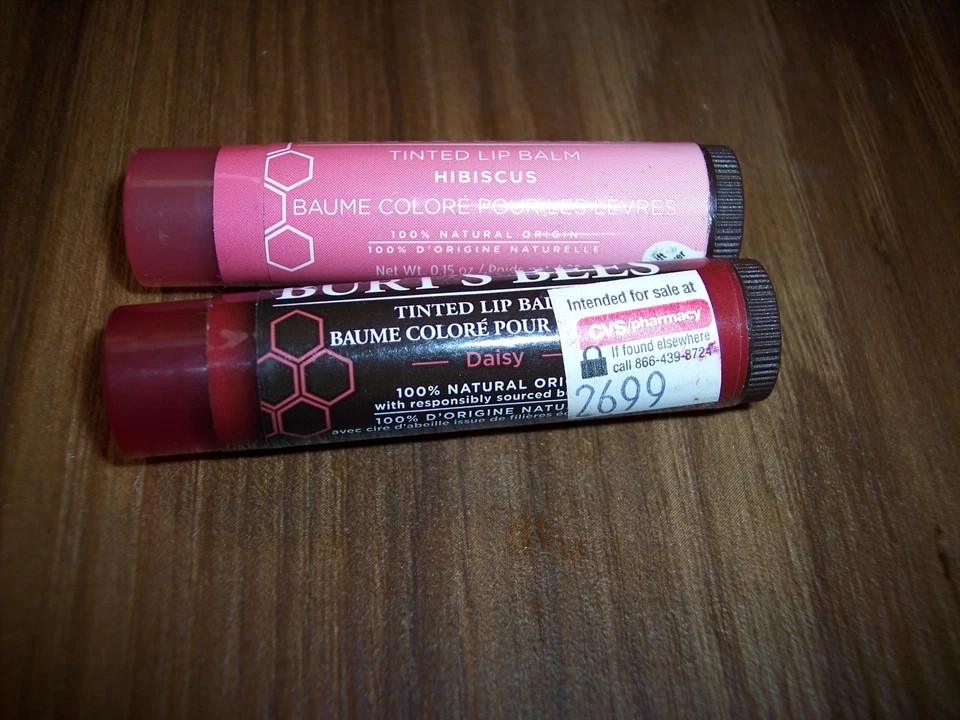Bálsamo labial tintado Daisy & Hibiscus 0,15 OZ por Burts Bees SHELFPULLS M4 Foto 1 de 1