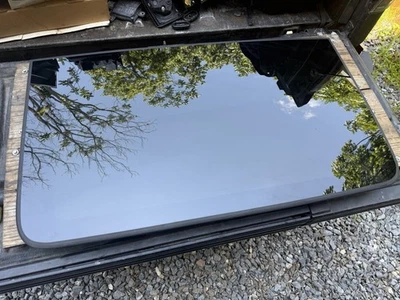 Панорамное переднее стекло люка Jeep Grand Cherokee заводское от оригинального производителя 2011-2021 годов выпуска - Изображение 1 из 4