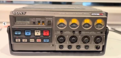 Grabadora de video portátil Sony BVW-35 Beta SP y cargador CMA Foto 1 de 2