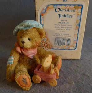 Cherished Teddies Harrison We're Going Places Bruder Bär Spielzeugwagen Figur - Bild 1 von 6