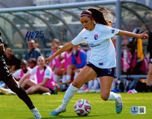 MELANIE BARCENAS SIGNED 8x10 PHOTO SIGNED WITH NWSL SOCCER AT 15 BECKETT BAS - Picture 1 of 2