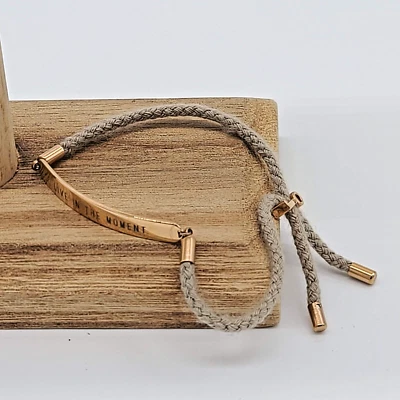 Brazalete Bolo Tejido Oro y Taupe KEEP Collective "Live In The Moment" 9" Foto 1 de 4