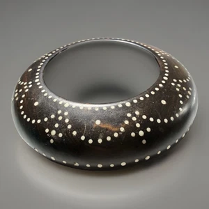 Vintage schwarze Holzschale mit weißen Intarsien Punkte Design 7-1/2" breit - Bild 1 von 15