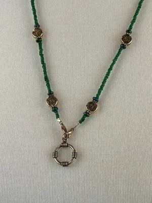 Soporte para gafas con cuentas verdes celtas collar latón Foto 1 de 4