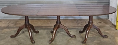 Mesa de comedor Kittinger Williamsburg caoba de tres pedestales CW 66 65 Foto 1 de 4