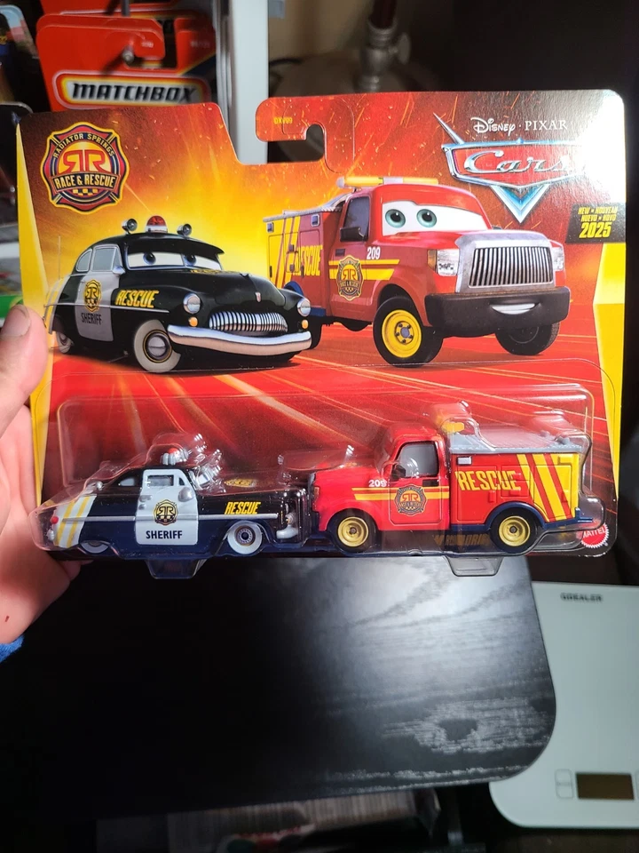 Paquete de 2 coches de carrera y rescate 2025 del sheriff y Adam Roadriguez Foto 1 de 4
