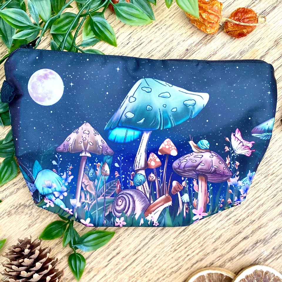 BOLSA CON CREMALLERA MOONLIT HONGOS, MAQUILLAJE, ARTÍCULOS DE TOCADOR, ESTUCHE LÁPIZ, BOLSA DE CRISTAL Foto 1 de 4
