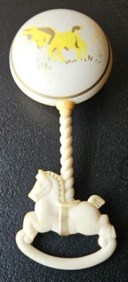 SONAJERO BEBÉ VINTAGE. CABALLO AMARILLO CON MANGO MECEDOR MEDIADOS DE SIGLO Foto 1 de 4