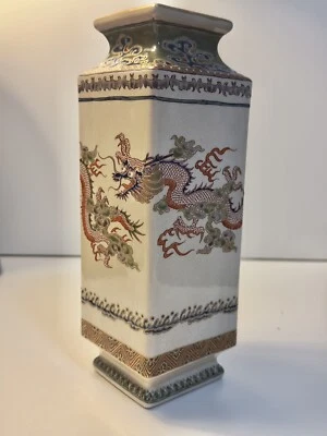 Jarrón cuadrado antiguo japonés "Satsuma" Cloisonné dragón rojo de Kinkozan 1920 Foto 1 de 4