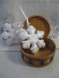 Basket woven Reed Bamboo Trinket Storage Sm Box w/Lid + 2 SNOWFLAKE Ornaments EC - Picture 1 of 9