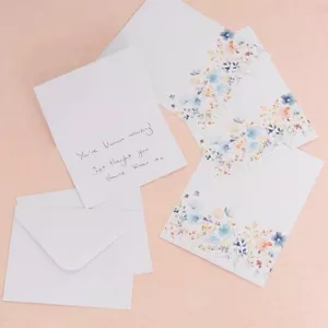 12 TARJETAS DE NOTAS DE AGRADECIMIENTO DE REGALO Y MINI SOBRES | ETIQUETAS Cesta flores azules florales - Imagen 1 de 4