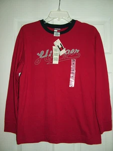 TOMMY HILFIGER BIG BOYS L/SLEEVE GRAPHIC TEE, GR. S(US) ROT. Neu mit Etikett. 100 % ORIGINAL - Bild 1 von 4
