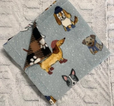 NUEVO Manta polar mediana 29 x 46 azul con estampado de perro con patas a cuadros marrones para perro Foto 1 de 3