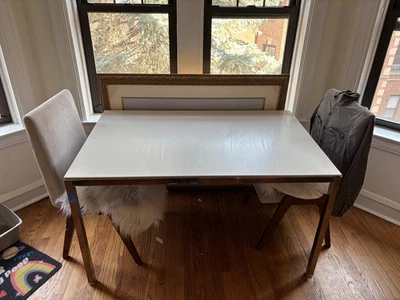 Mesa de comedor blanca con sillas de terciopelo gris - Buen estado Foto 1 de 2