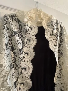 VINTAGE BATTENBURG BELGIUM FLORAL LACE MANTILLA FRINGE IVORY SHAWL WHITE - Picture 1 of 3