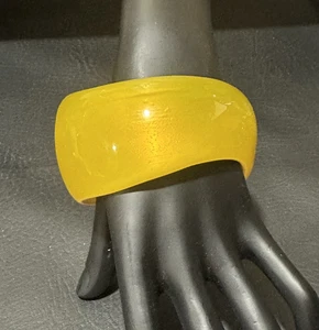 Grober gelber Lucite abgestufter Armreif Armband leuchten Retro 8" Statement - Bild 1 von 10