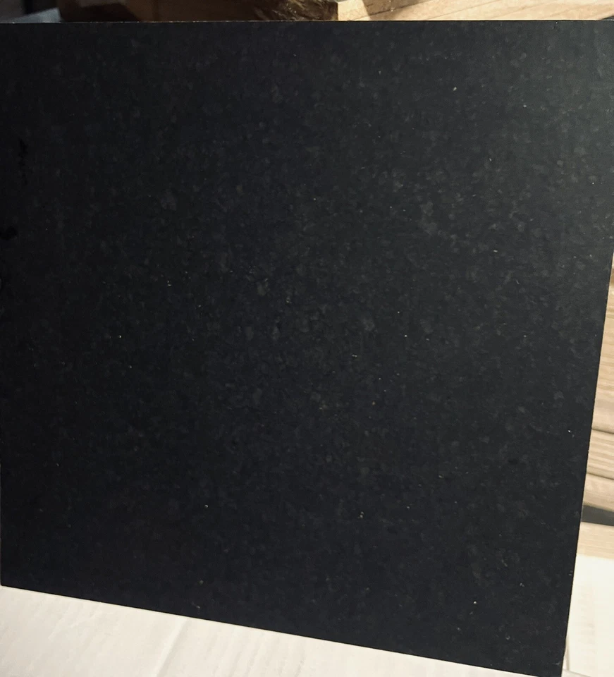 软木地板瓷砖:砂黑色 300 毫米 x 300 毫米 (11.81 英寸 x 11.81) x 4 毫米厚。 106.7 平方英尺 — 第 1/1 张图片