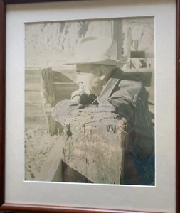 Vintage Framed Photo - Older Man In Stetson Cowboy Hat Leaning On Corral Fence - Picture 1 of 4