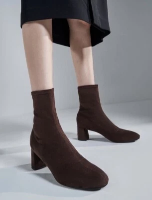 Botas al tobillo Charles & Keith con textura puntada | Talla EU 35, EE. UU. 5 marrón oscuro Foto 1 de 4